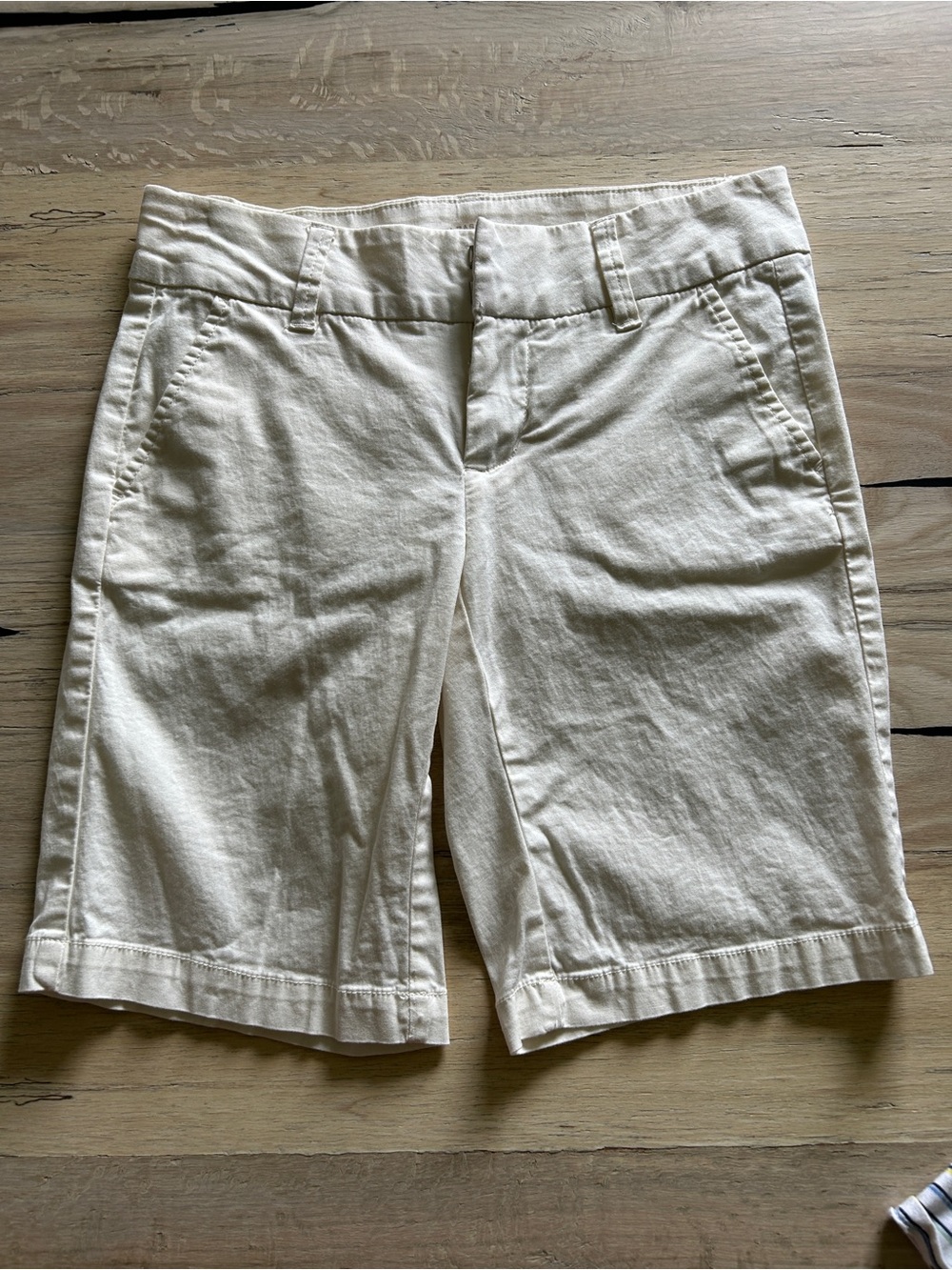 LIKE NEW G.H. Bass & Co. Cream Women's Bermuda Shorts